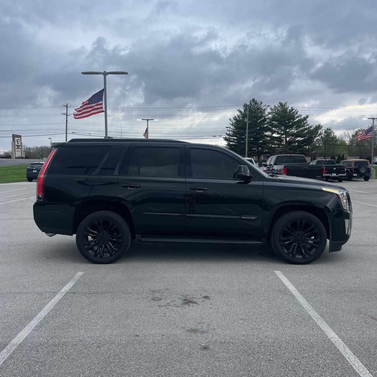 Cadillac Escalade Vehicle Full-screen Gallery Image 4