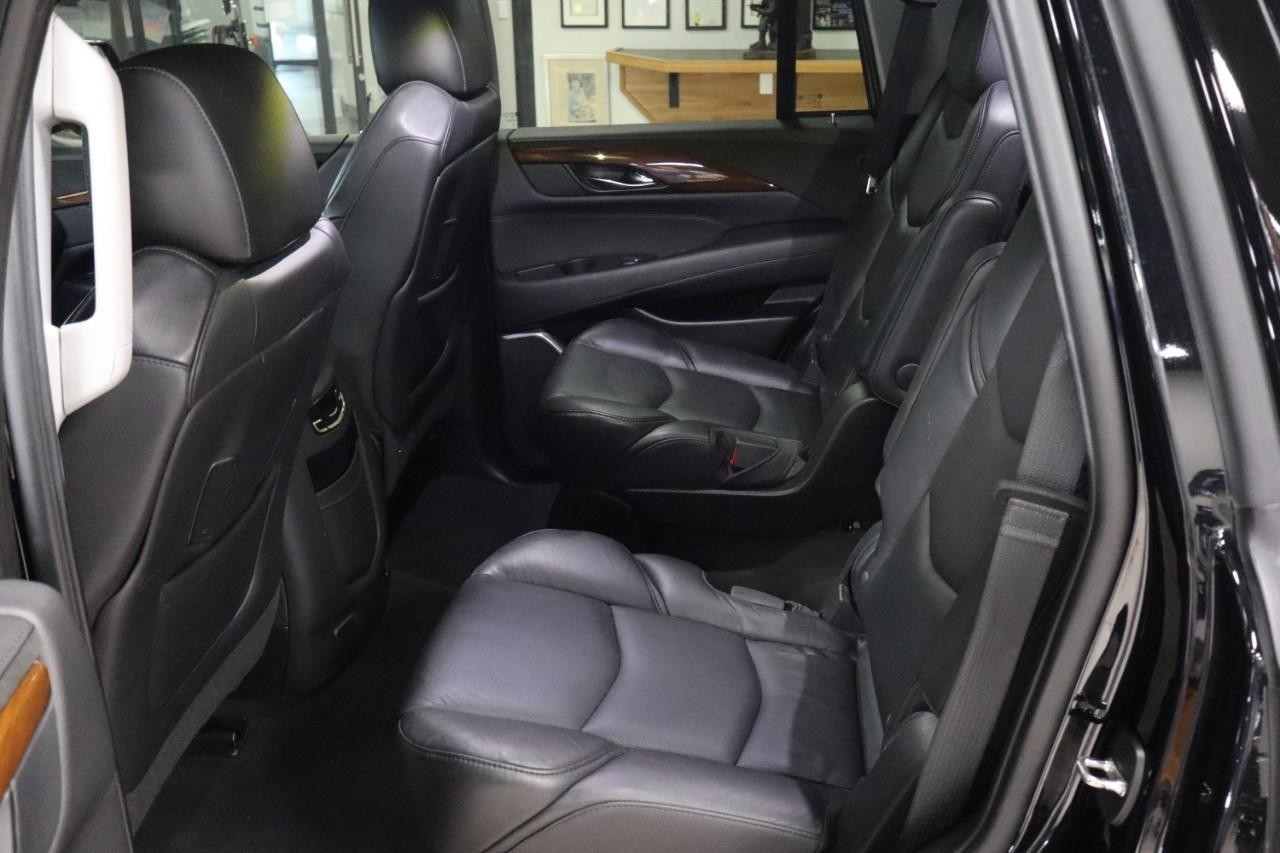 Cadillac Escalade Vehicle Full-screen Gallery Image 18