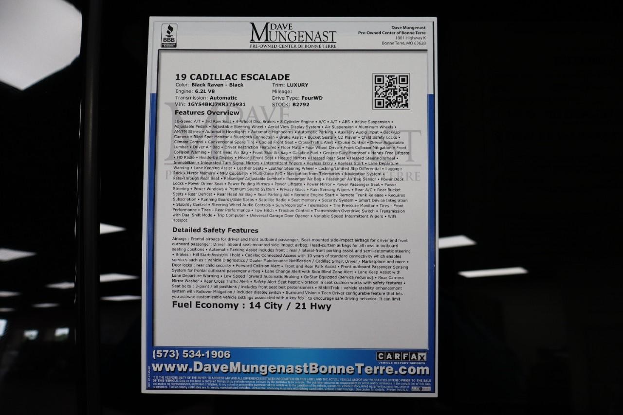 Cadillac Escalade Vehicle Full-screen Gallery Image 23