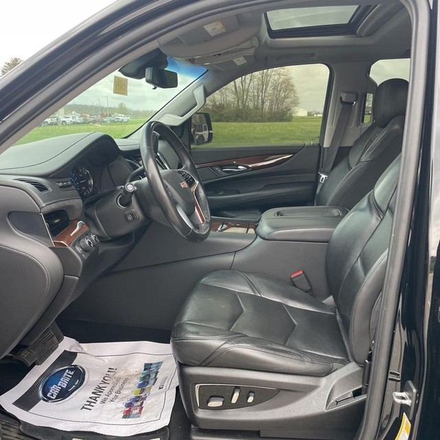 Cadillac Escalade Vehicle Full-screen Gallery Image 8