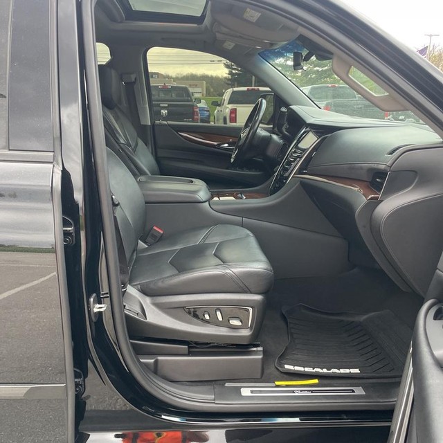 Cadillac Escalade Vehicle Full-screen Gallery Image 9