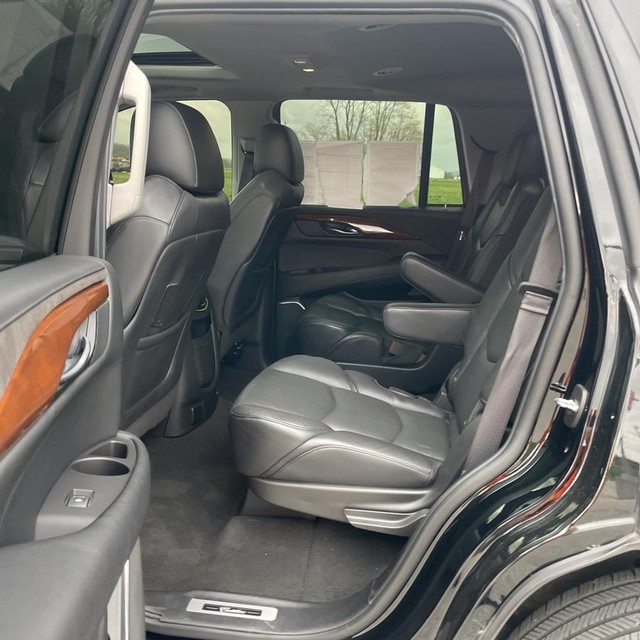 Cadillac Escalade Vehicle Full-screen Gallery Image 10