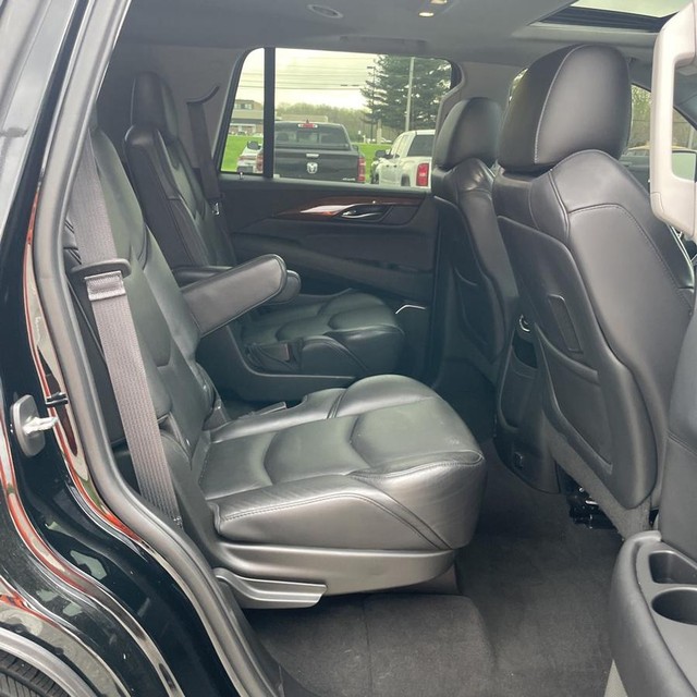 Cadillac Escalade Vehicle Full-screen Gallery Image 11