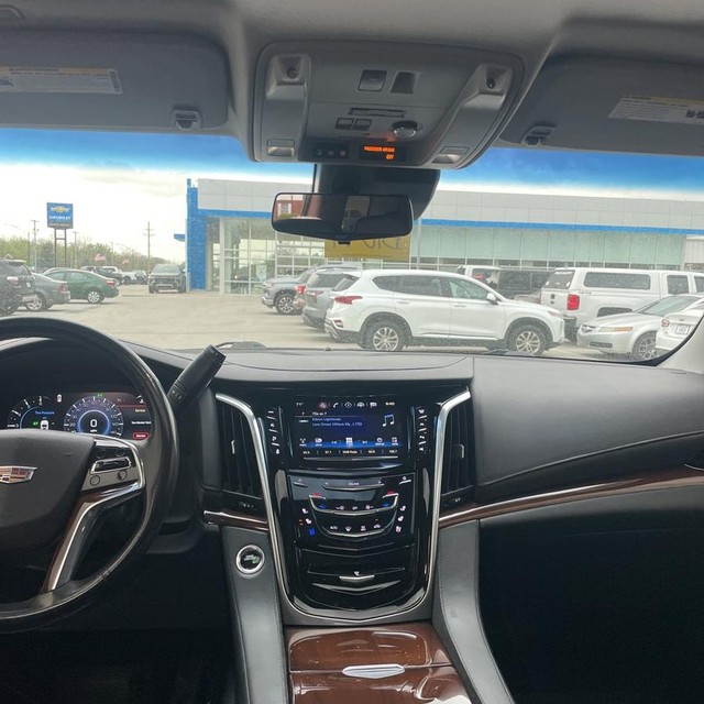 Cadillac Escalade Vehicle Full-screen Gallery Image 14