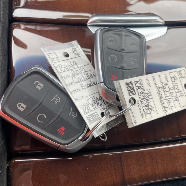 Cadillac Escalade Vehicle Full-screen Gallery Image 21