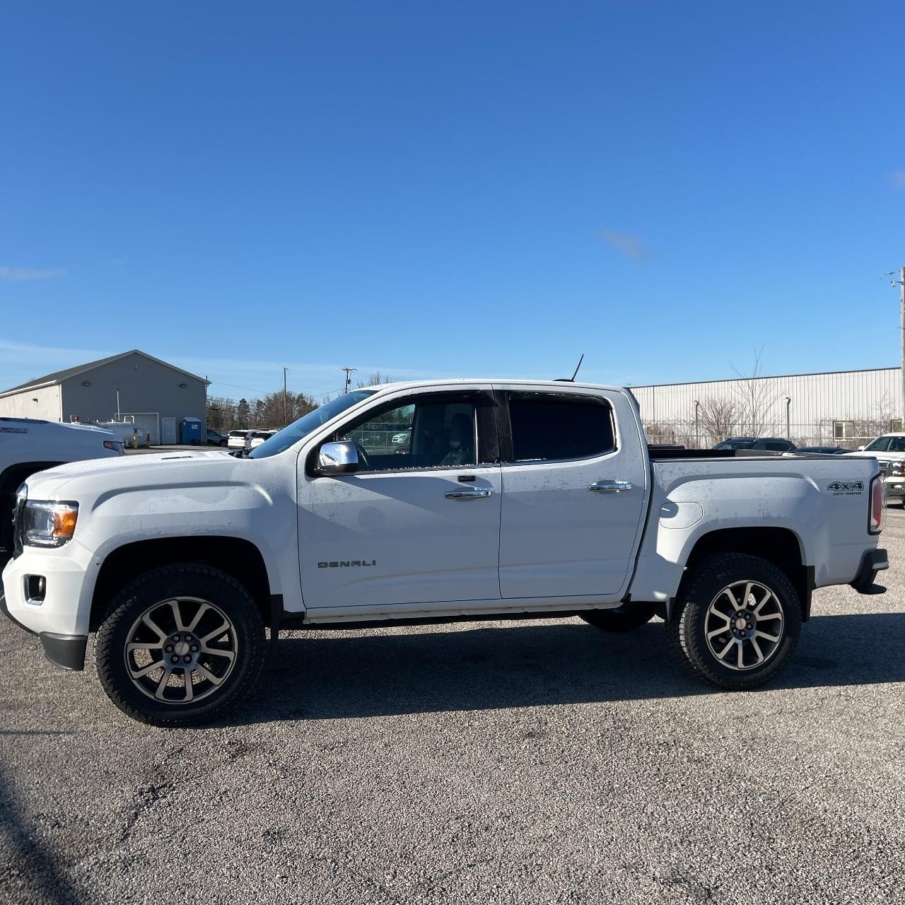 GMC Canyon Vehicle Full-screen Gallery Image 3