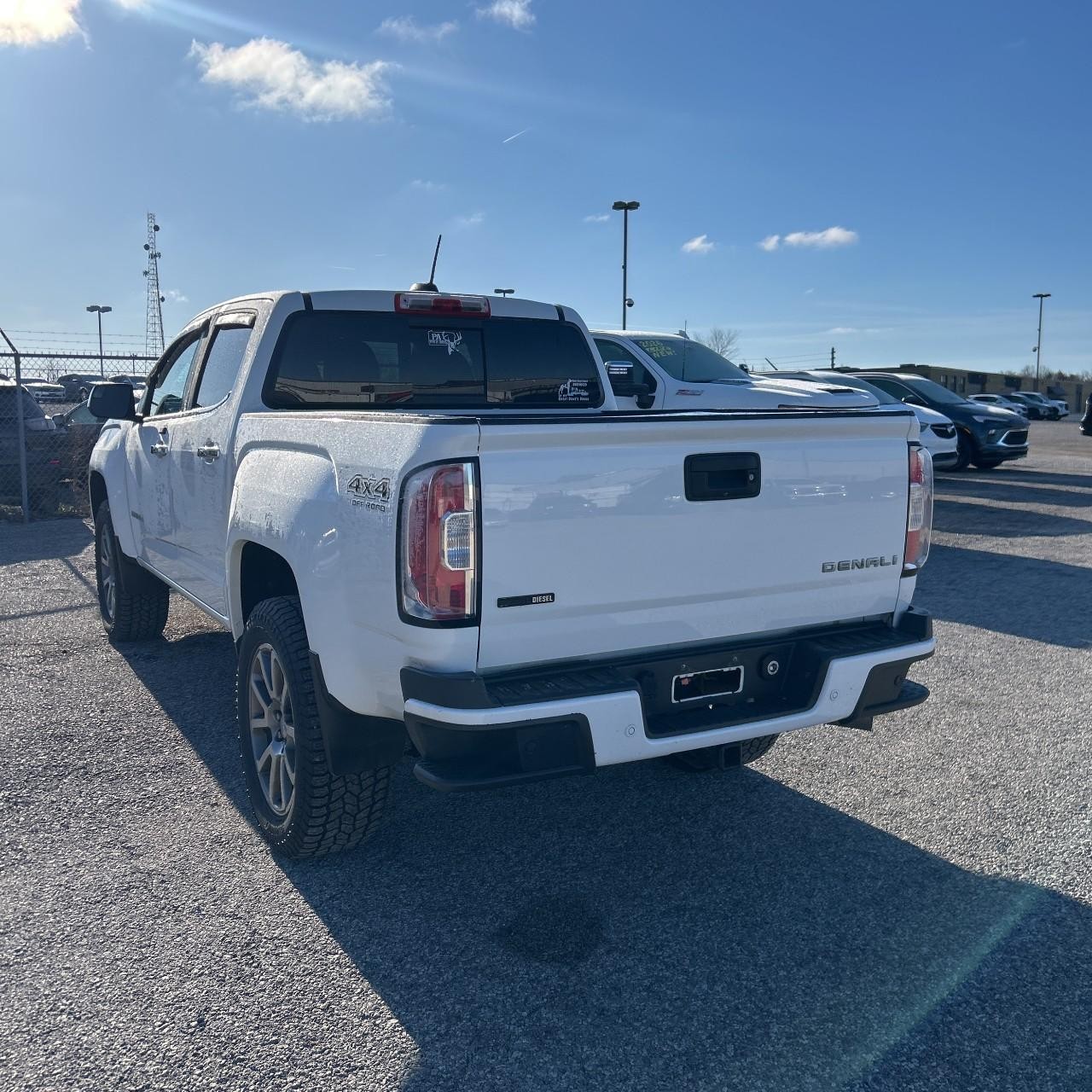 GMC Canyon Vehicle Full-screen Gallery Image 4