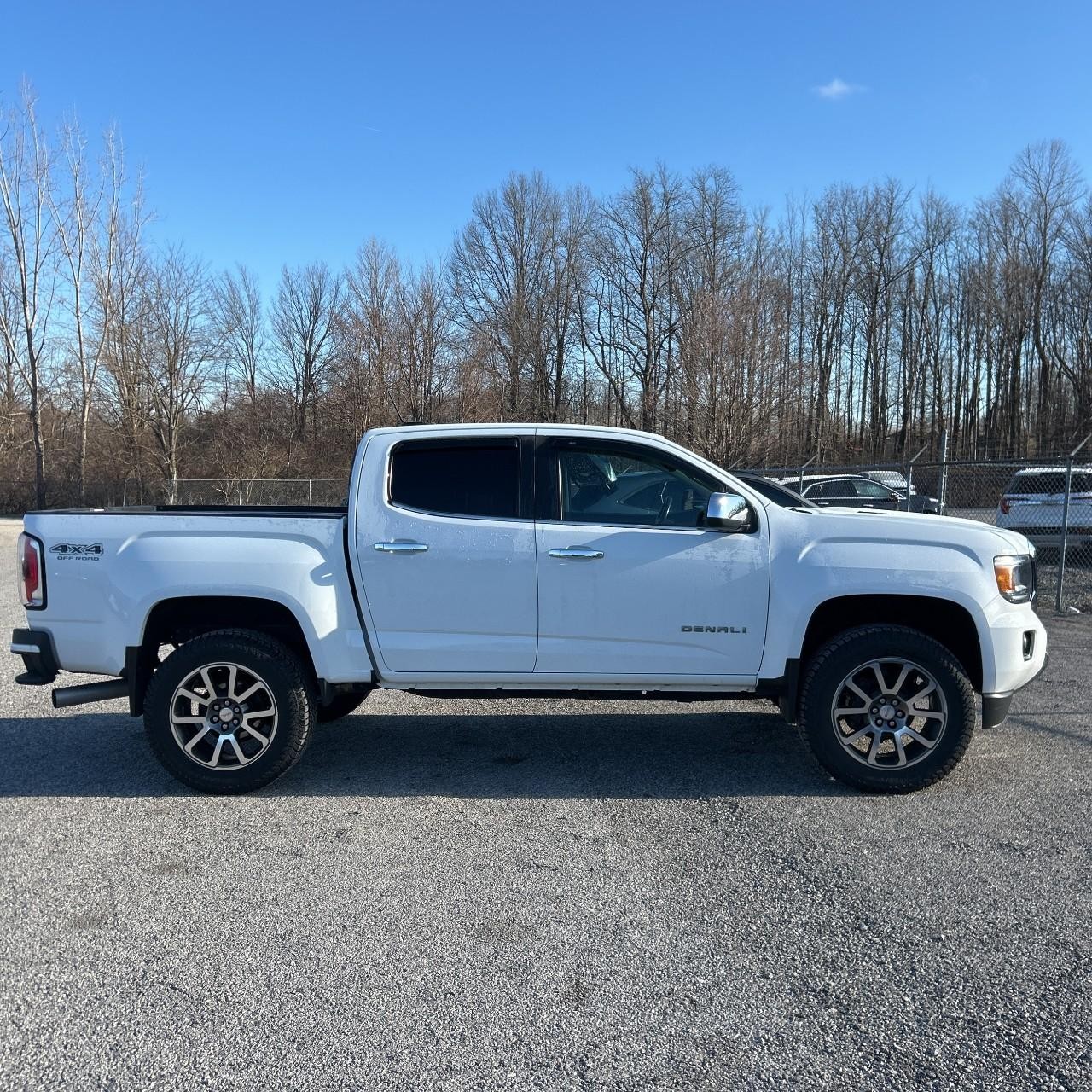 GMC Canyon Vehicle Full-screen Gallery Image 7