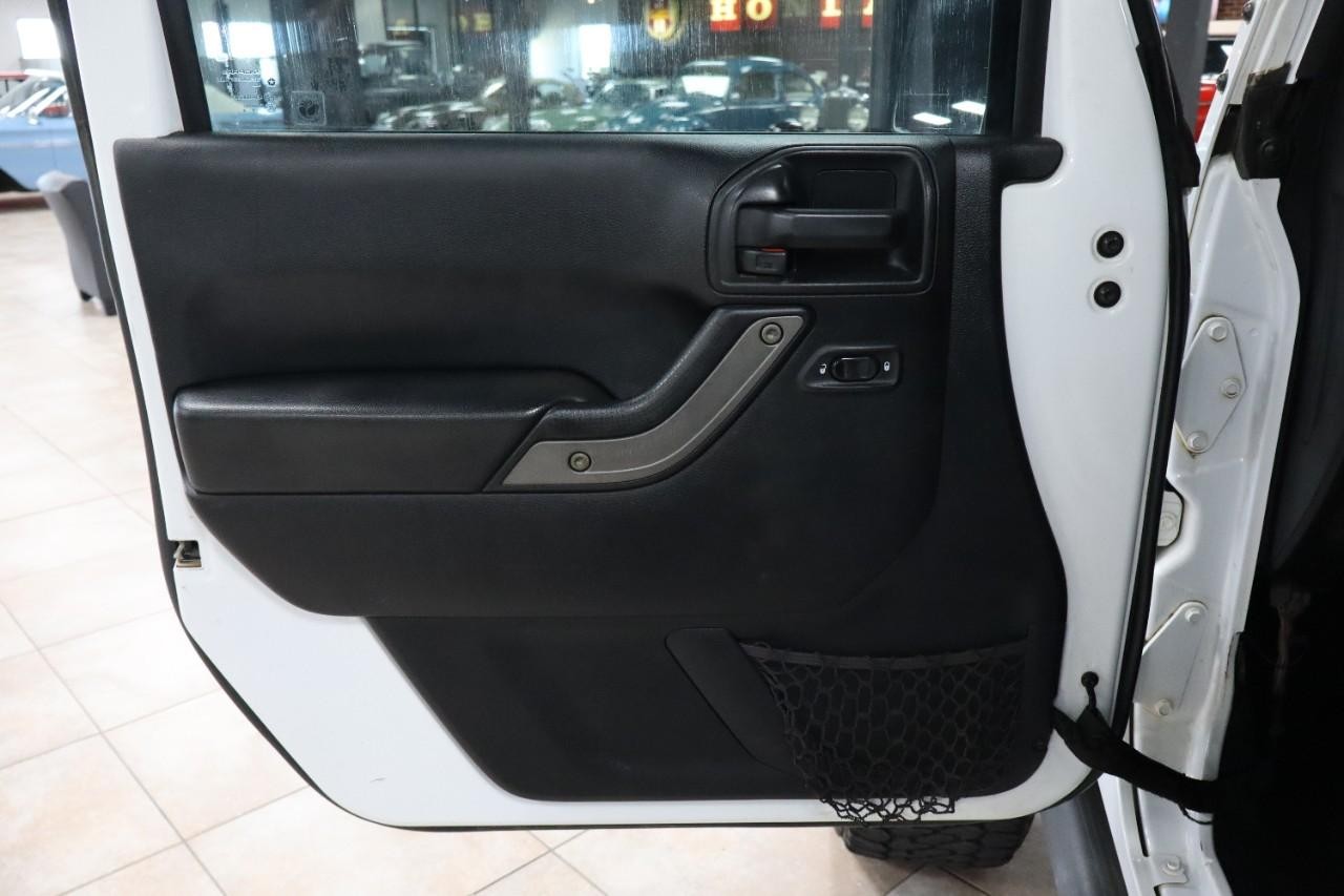 Jeep Wrangler Unlimited Vehicle Full-screen Gallery Image 10