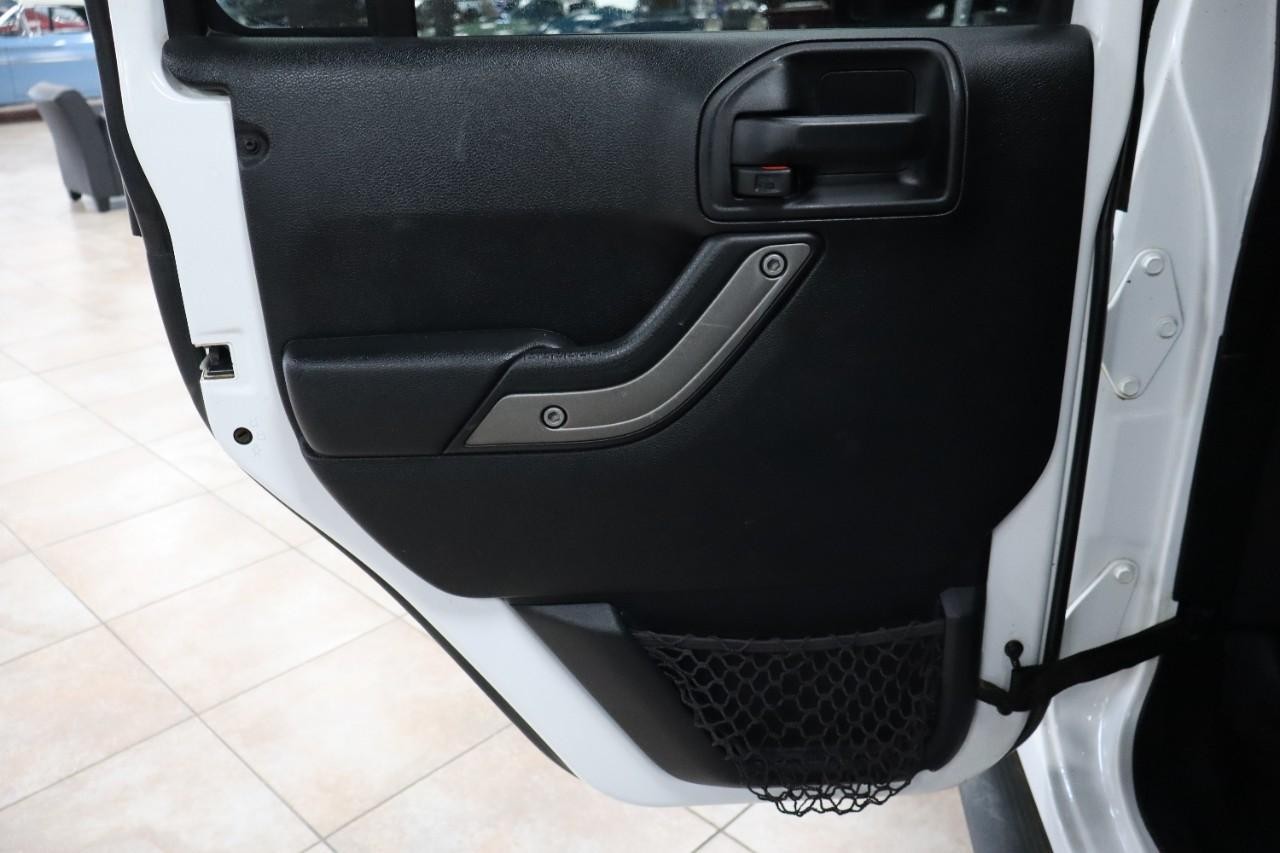 Jeep Wrangler Unlimited Vehicle Full-screen Gallery Image 18