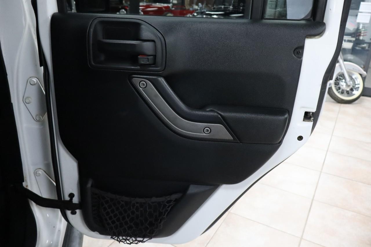 Jeep Wrangler Unlimited Vehicle Full-screen Gallery Image 23