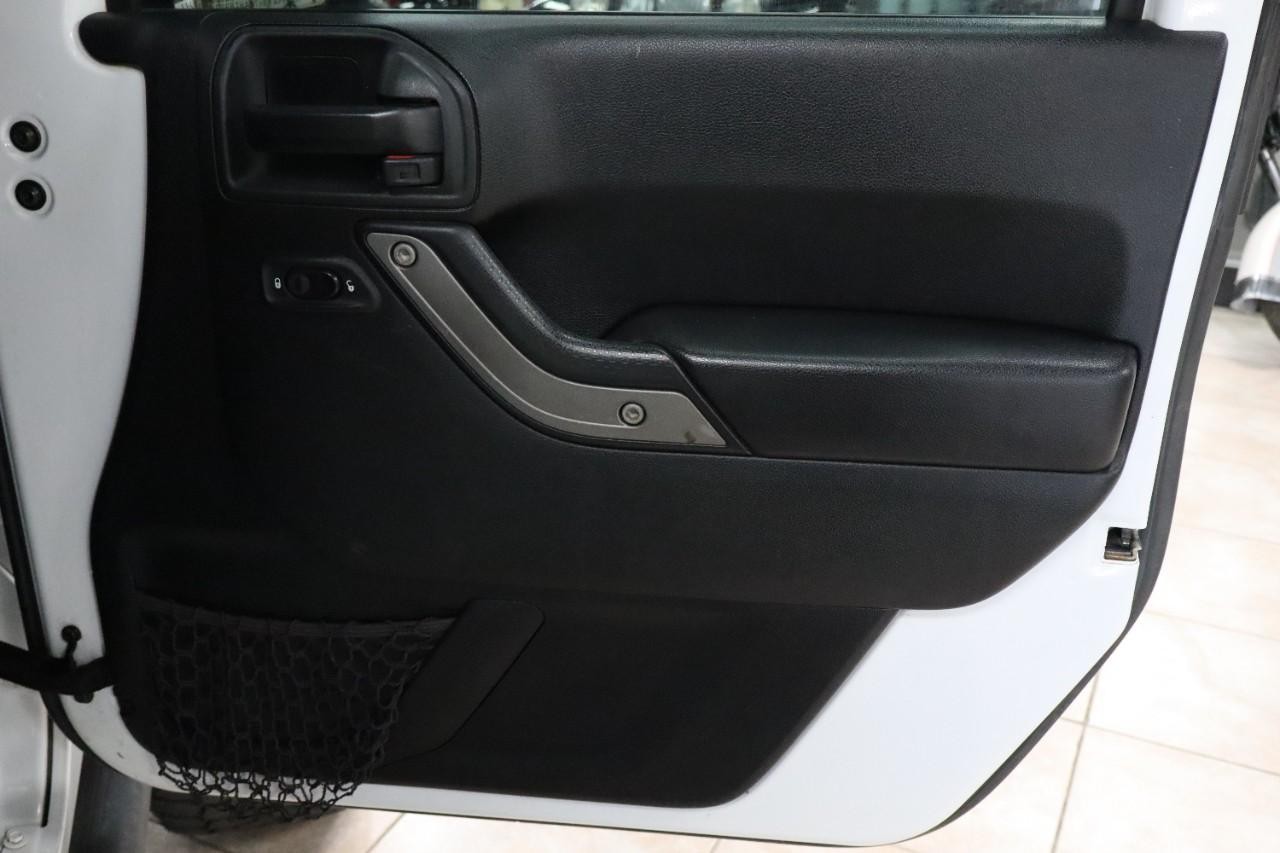 Jeep Wrangler Unlimited Vehicle Full-screen Gallery Image 25