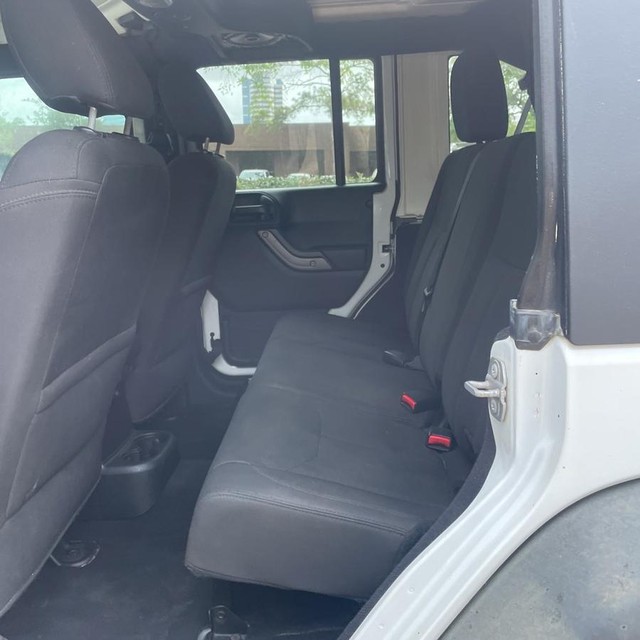 Jeep Wrangler Unlimited Vehicle Full-screen Gallery Image 8