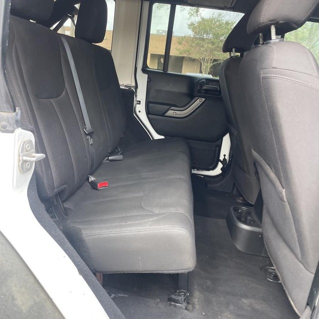 Jeep Wrangler Unlimited Vehicle Full-screen Gallery Image 9