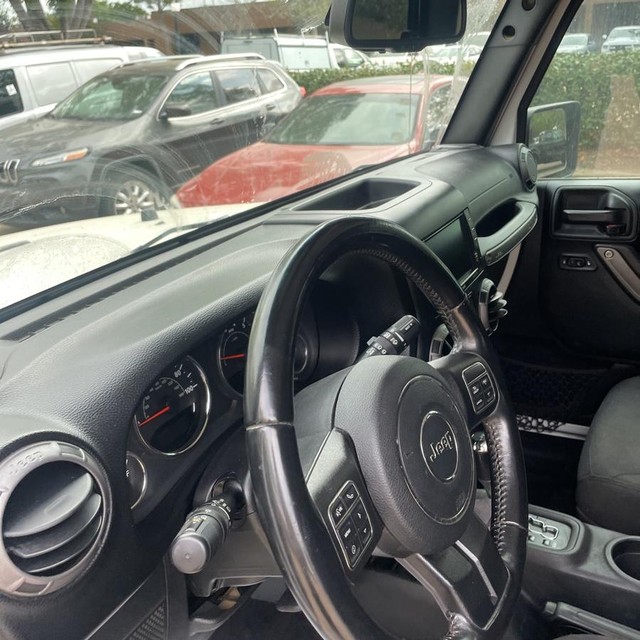 Jeep Wrangler Unlimited Vehicle Full-screen Gallery Image 10