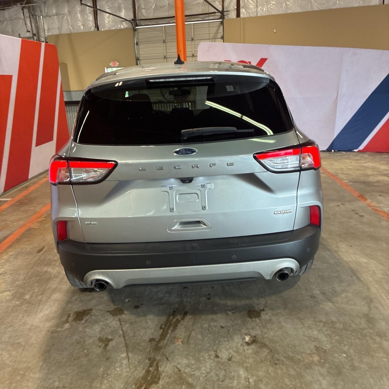 Ford Escape Vehicle Full-screen Gallery Image 3