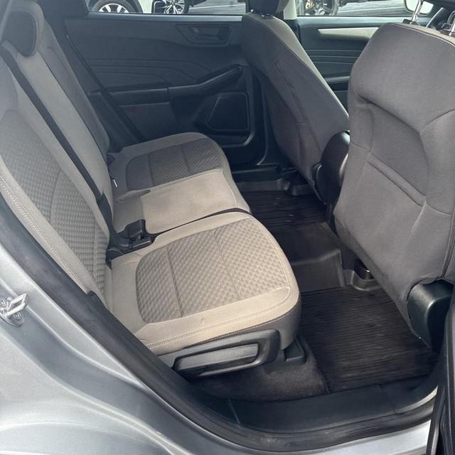 Ford Escape Vehicle Full-screen Gallery Image 9