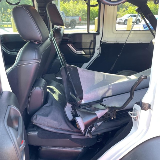 Jeep Wrangler Unlimited Vehicle Full-screen Gallery Image 12