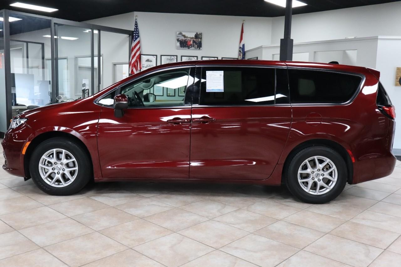 Chrysler Pacifica Vehicle Full-screen Gallery Image 2
