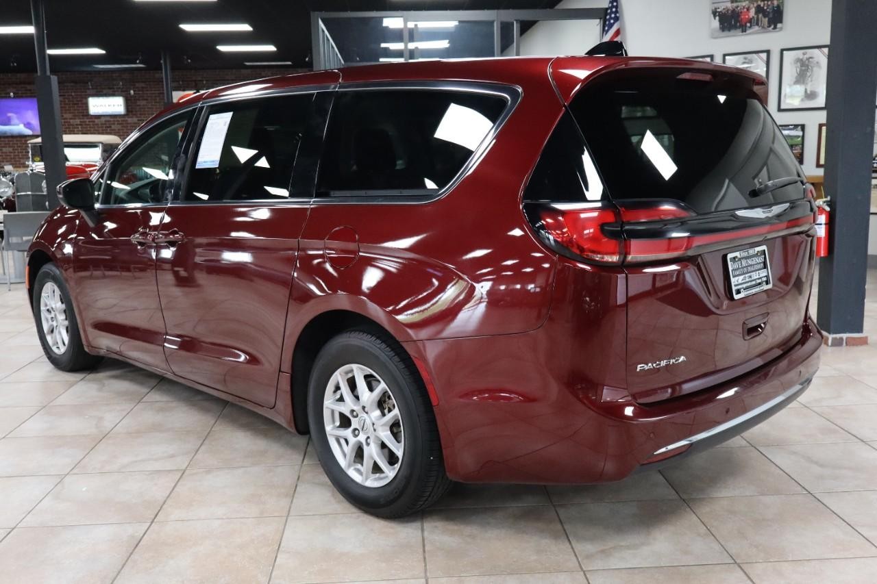 Chrysler Pacifica Vehicle Full-screen Gallery Image 3