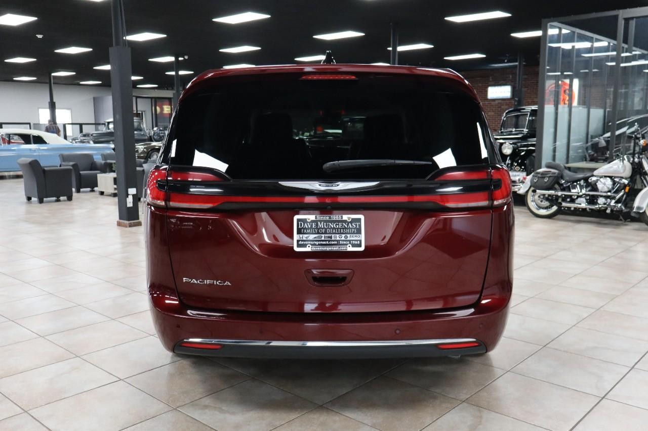 Chrysler Pacifica Vehicle Full-screen Gallery Image 4