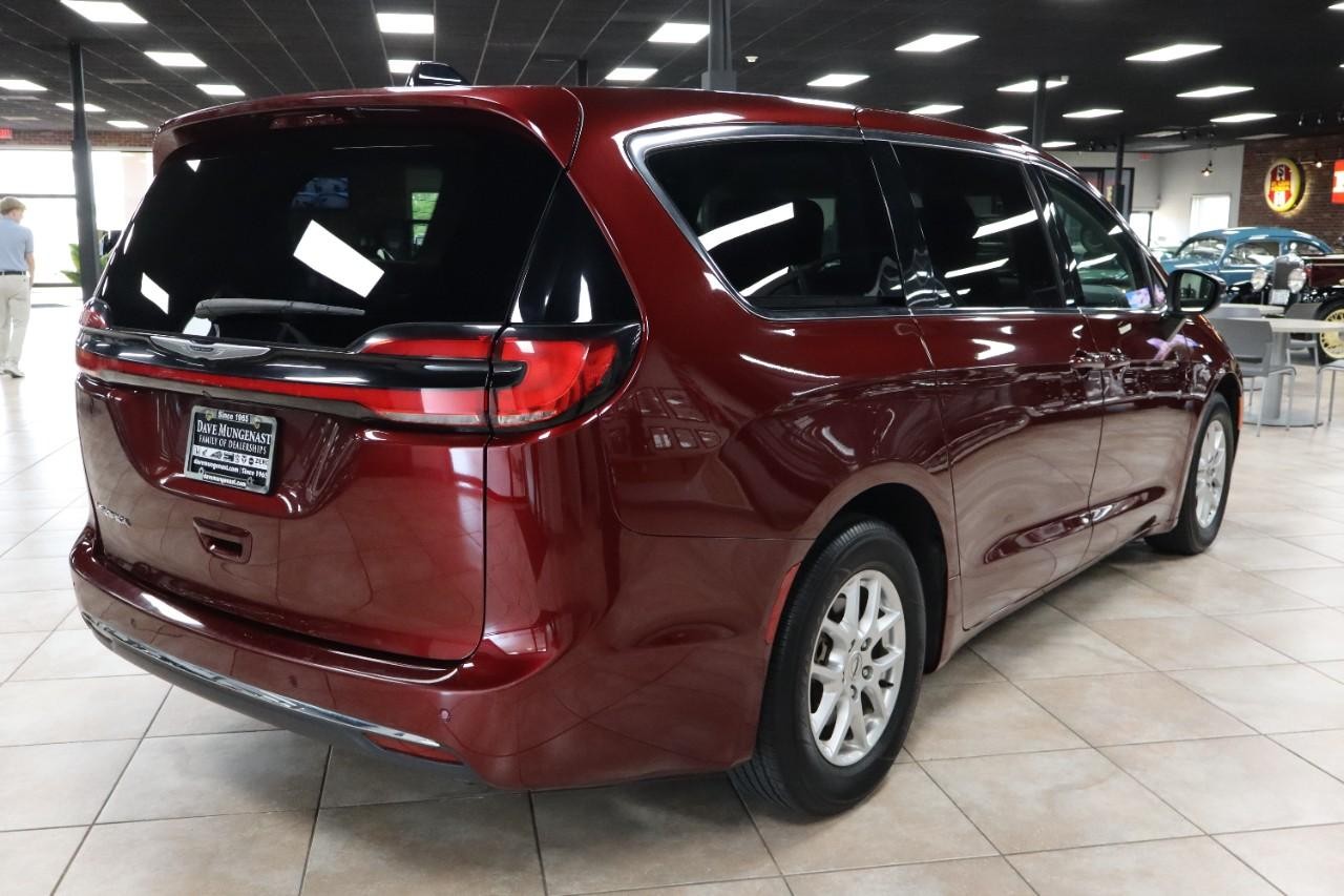 Chrysler Pacifica Vehicle Full-screen Gallery Image 5
