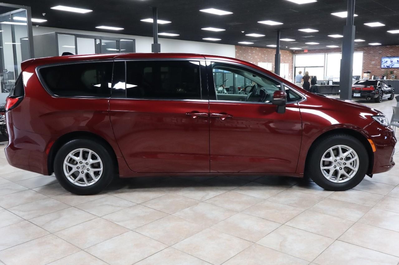 Chrysler Pacifica Vehicle Full-screen Gallery Image 6