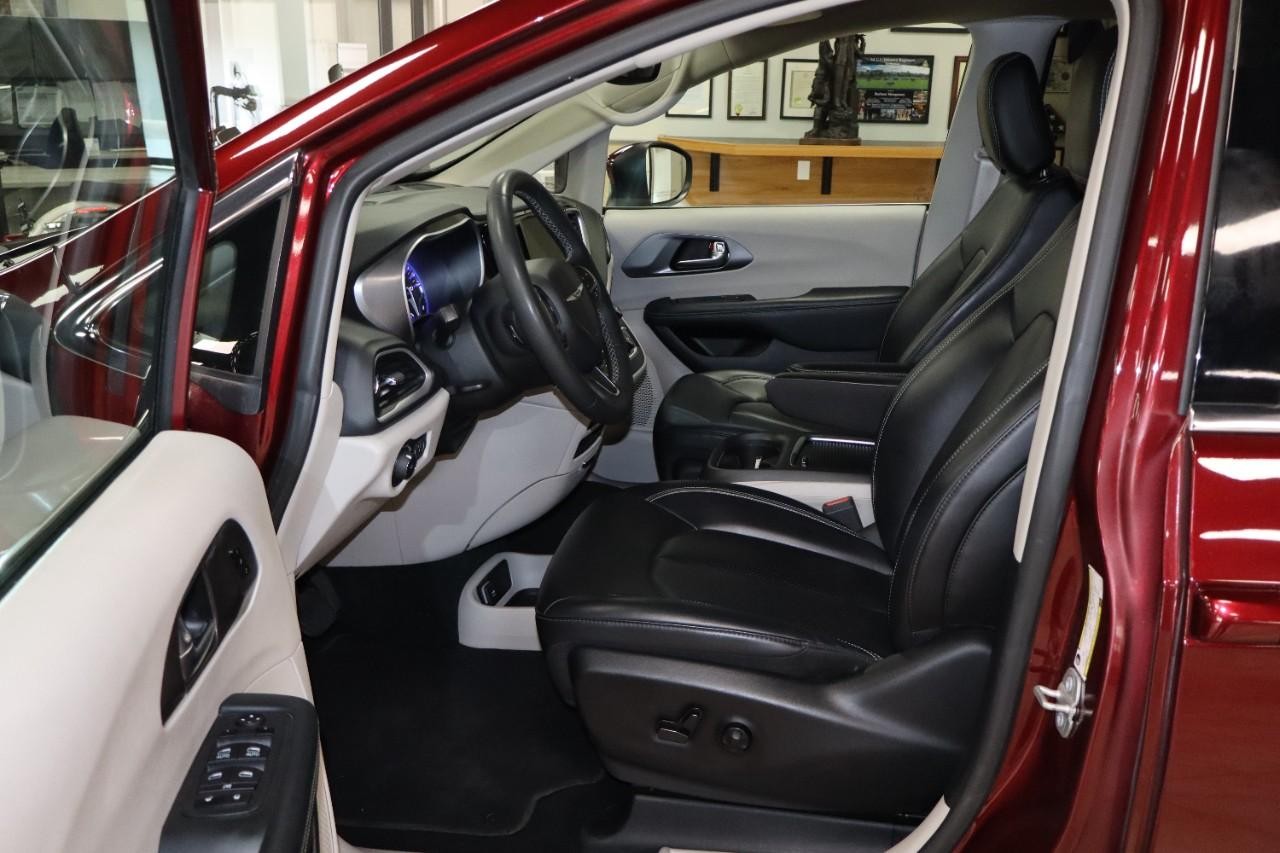 Chrysler Pacifica Vehicle Full-screen Gallery Image 9