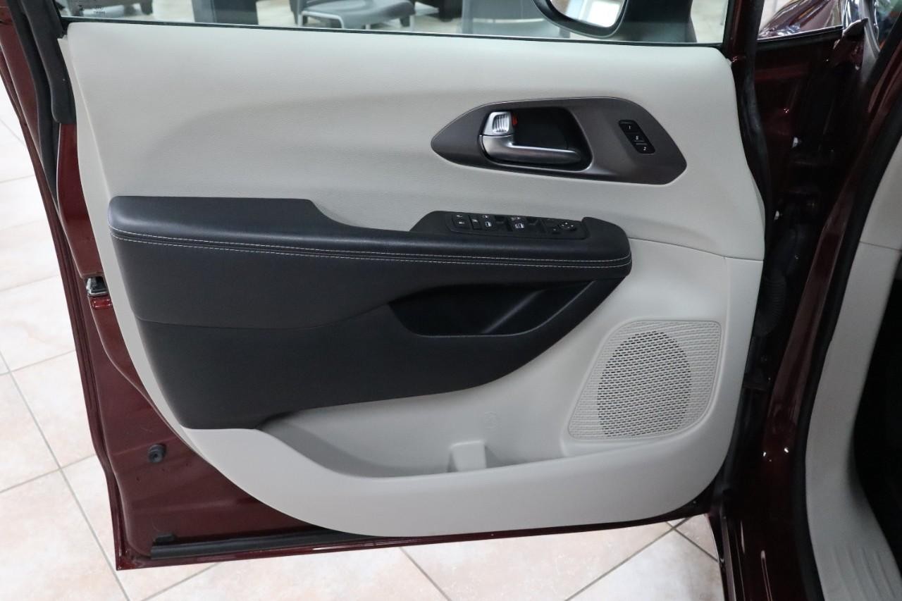 Chrysler Pacifica Vehicle Full-screen Gallery Image 10