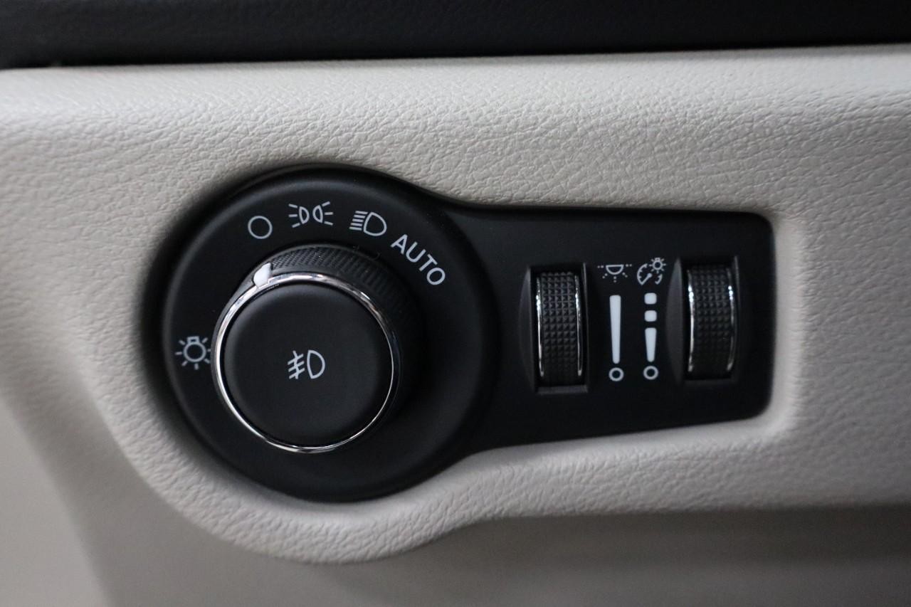 Chrysler Pacifica Vehicle Full-screen Gallery Image 11