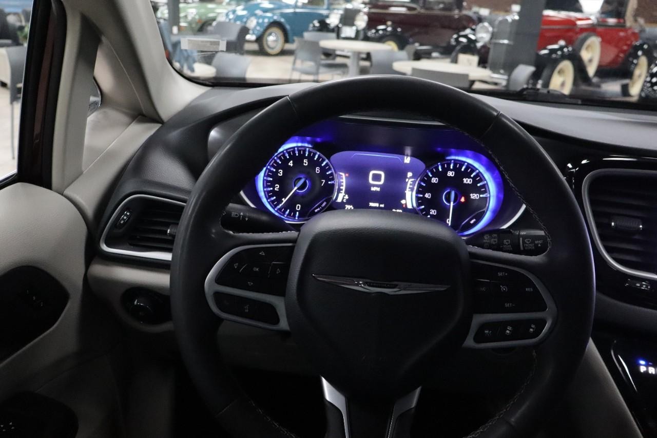 Chrysler Pacifica Vehicle Full-screen Gallery Image 12