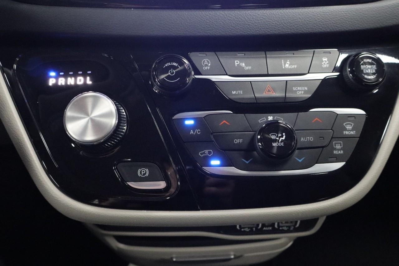 Chrysler Pacifica Vehicle Full-screen Gallery Image 17