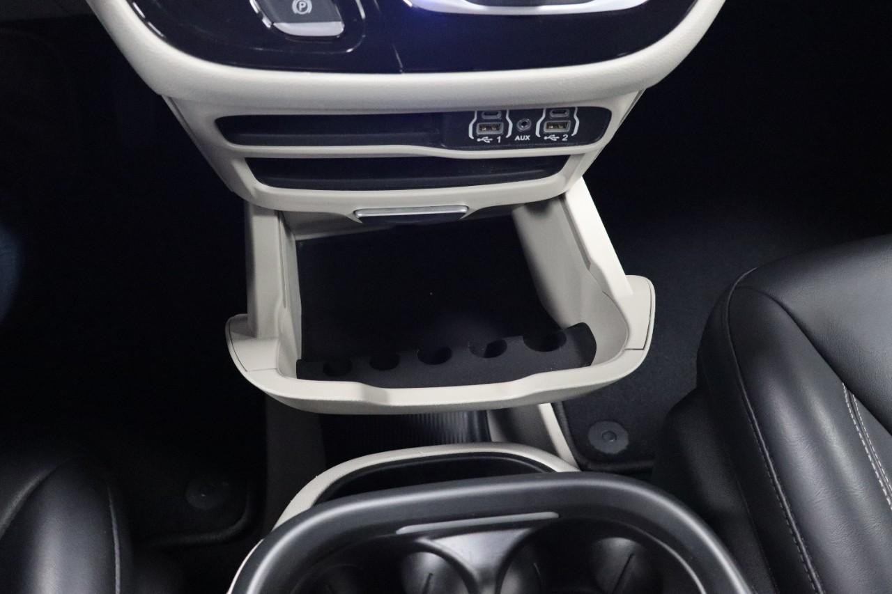 Chrysler Pacifica Vehicle Full-screen Gallery Image 18