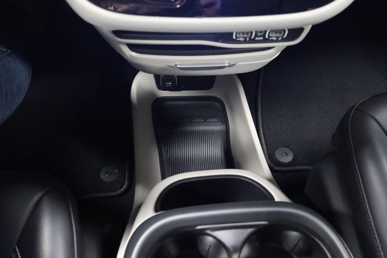 Chrysler Pacifica Vehicle Full-screen Gallery Image 19