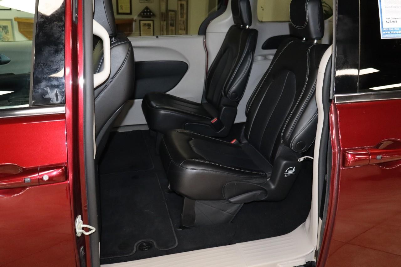 Chrysler Pacifica Vehicle Full-screen Gallery Image 21