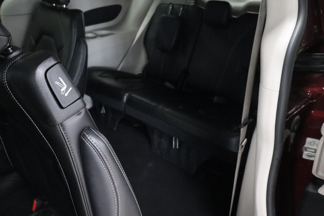 Chrysler Pacifica Vehicle Full-screen Gallery Image 22