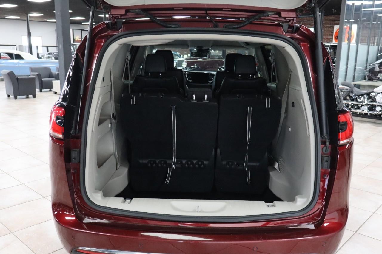 Chrysler Pacifica Vehicle Full-screen Gallery Image 23