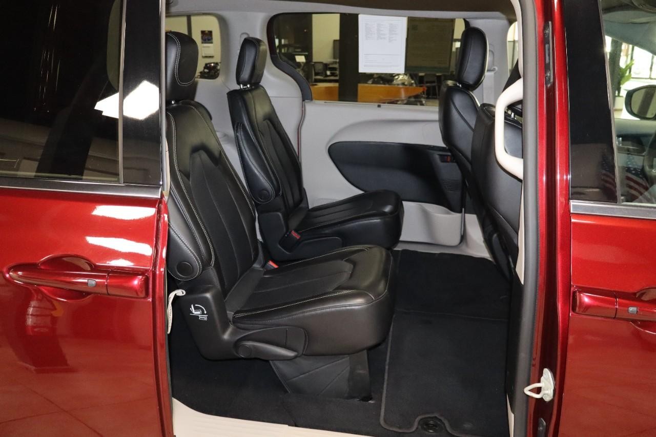 Chrysler Pacifica Vehicle Full-screen Gallery Image 24