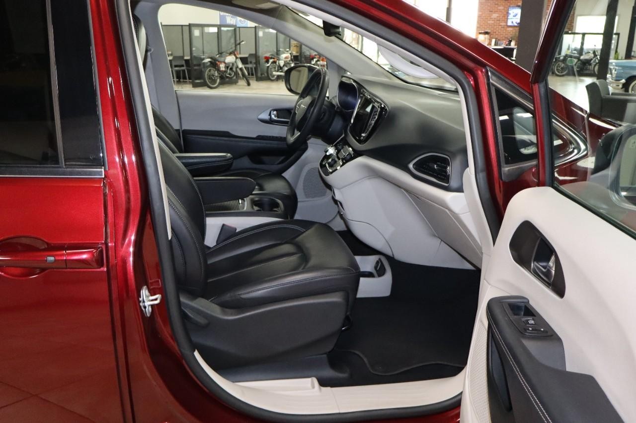 Chrysler Pacifica Vehicle Full-screen Gallery Image 25