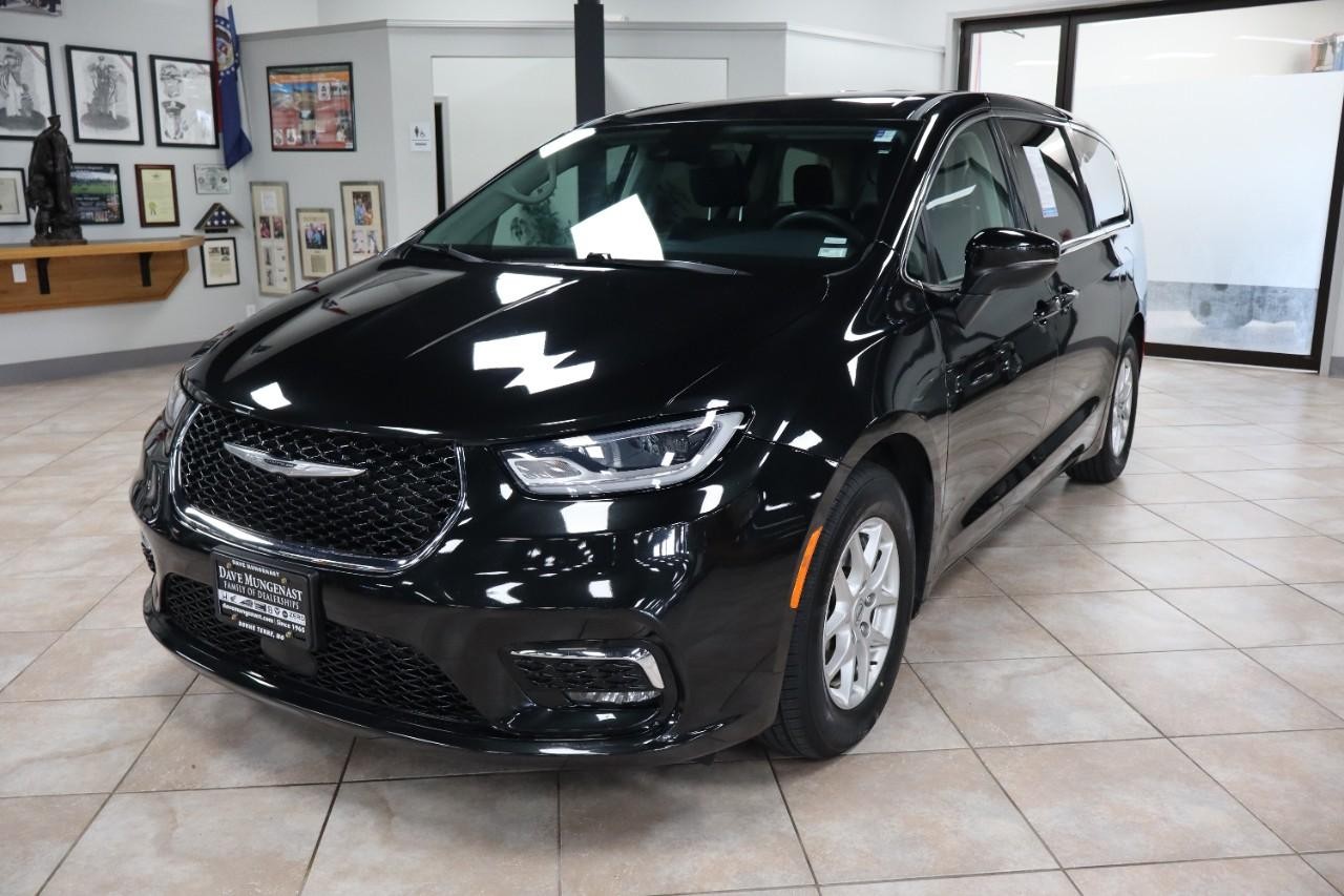 Chrysler Pacifica Vehicle Full-screen Gallery Image 2