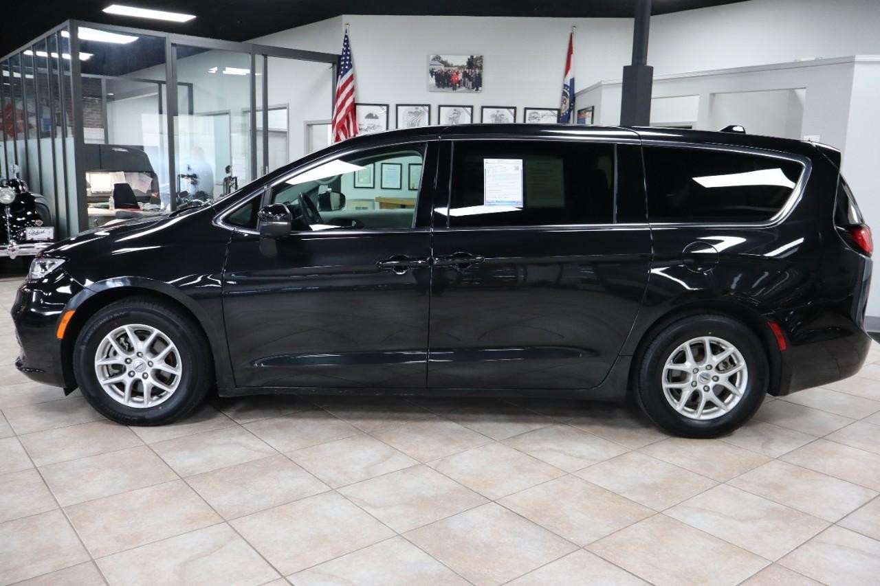 Chrysler Pacifica Vehicle Full-screen Gallery Image 3