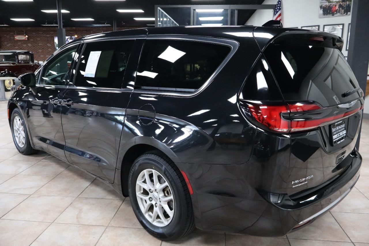 Chrysler Pacifica Vehicle Full-screen Gallery Image 4