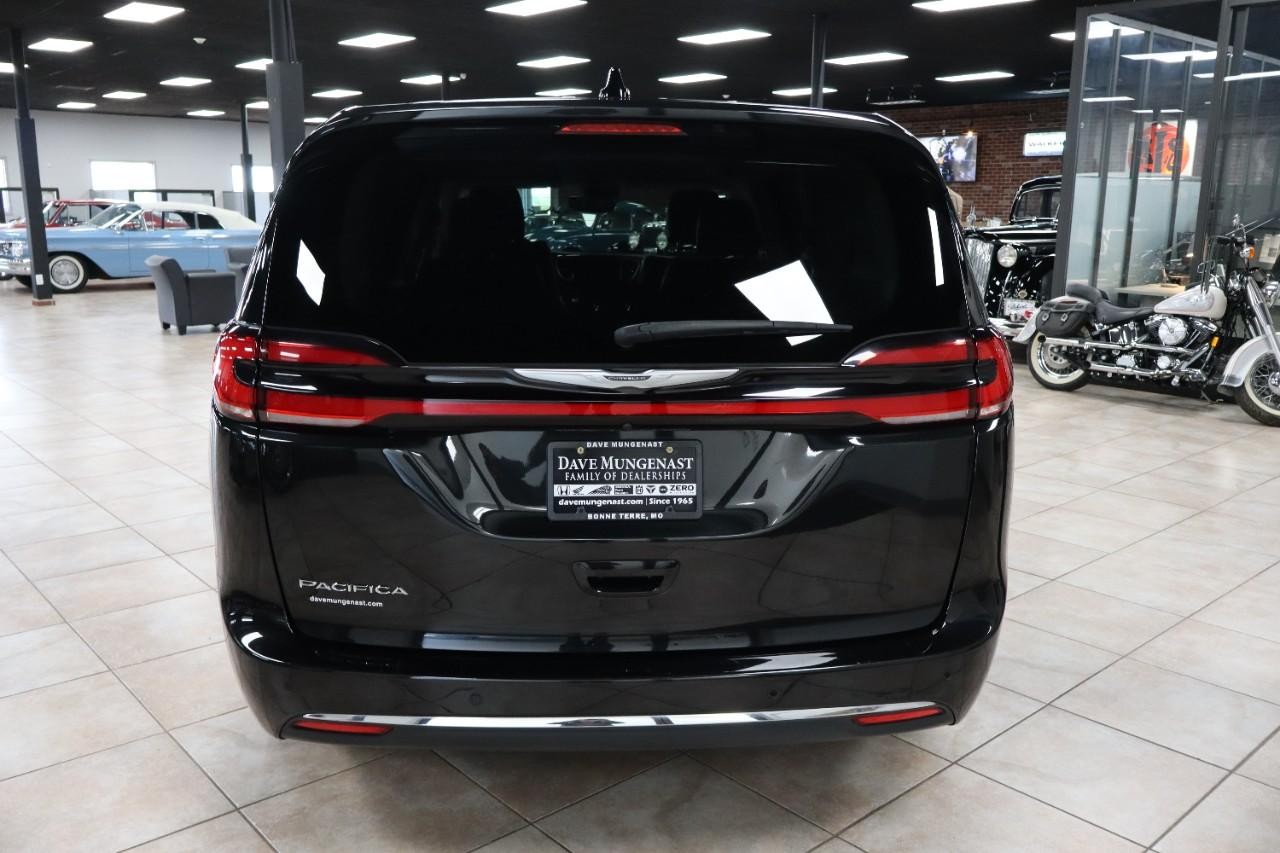Chrysler Pacifica Vehicle Full-screen Gallery Image 5