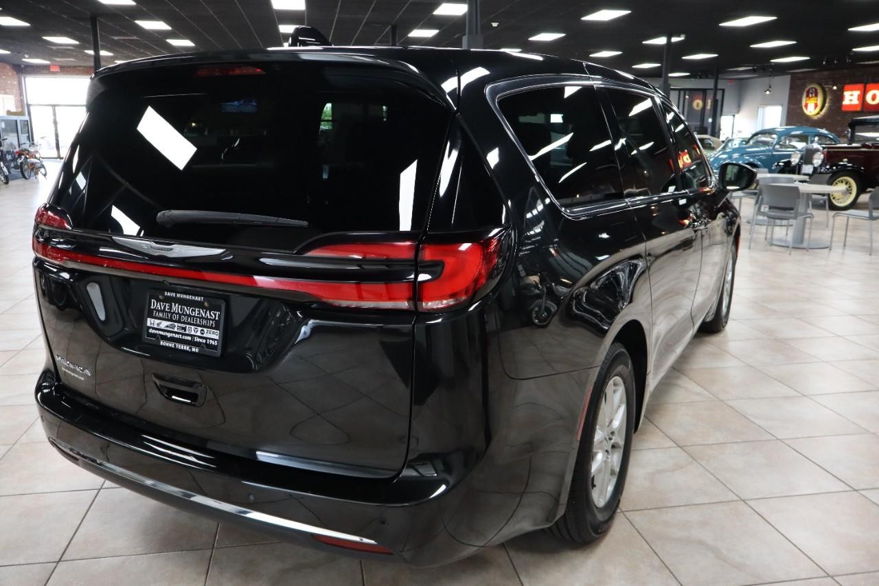 Chrysler Pacifica Vehicle Full-screen Gallery Image 6