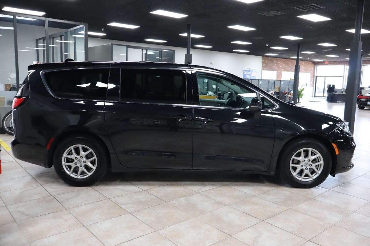 Chrysler Pacifica Vehicle Full-screen Gallery Image 7