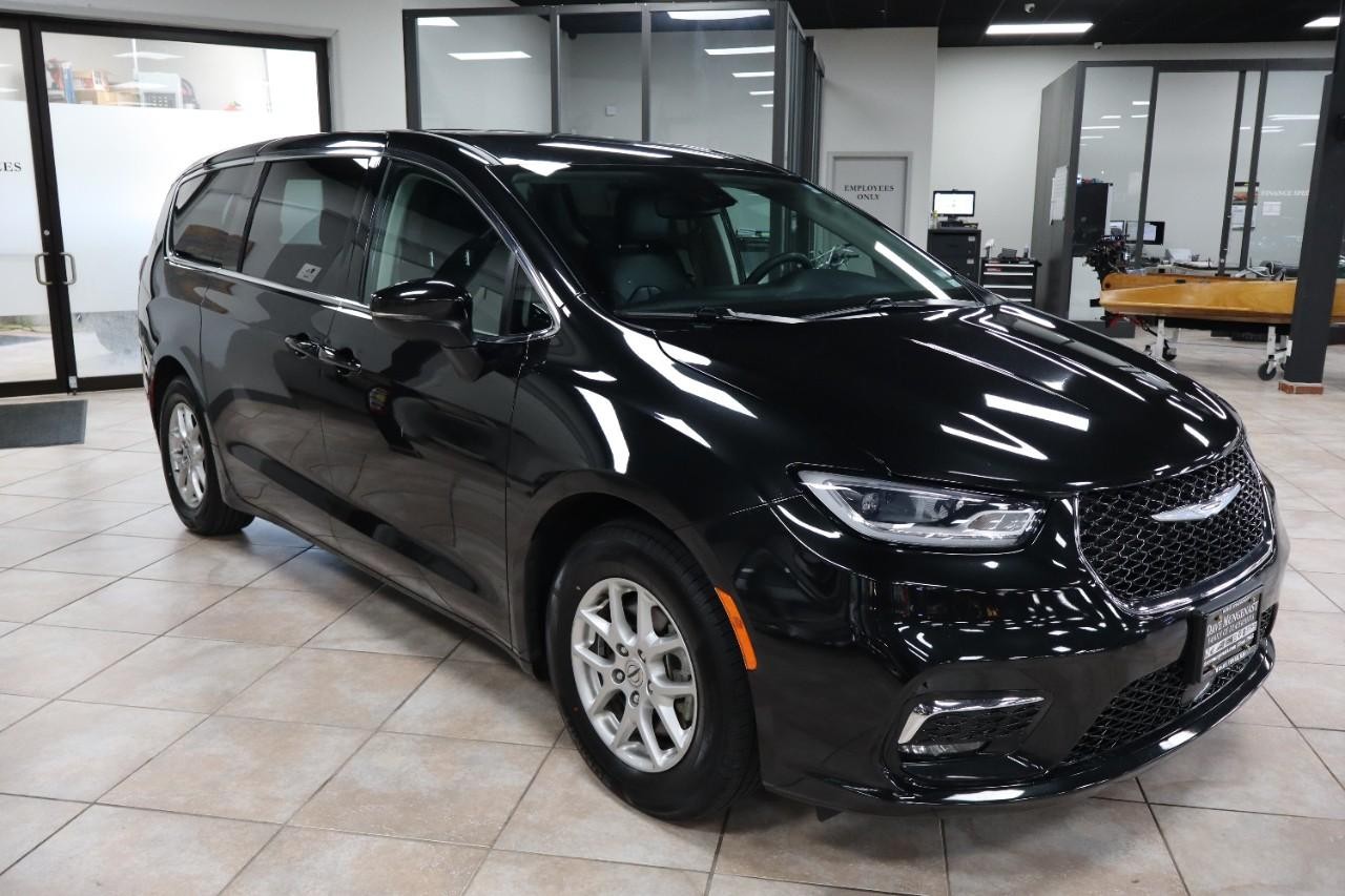 Chrysler Pacifica Vehicle Full-screen Gallery Image 8