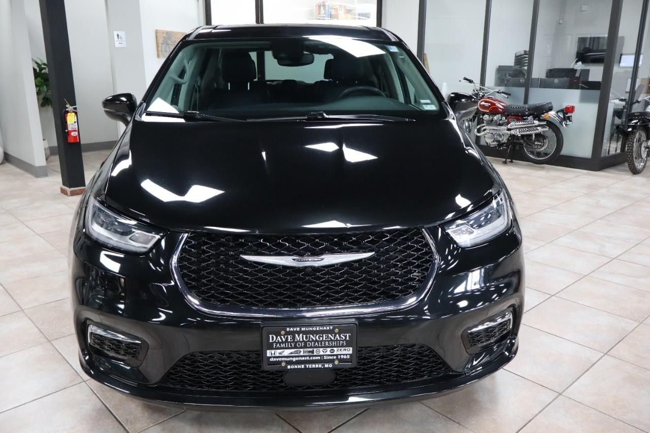 Chrysler Pacifica Vehicle Full-screen Gallery Image 9