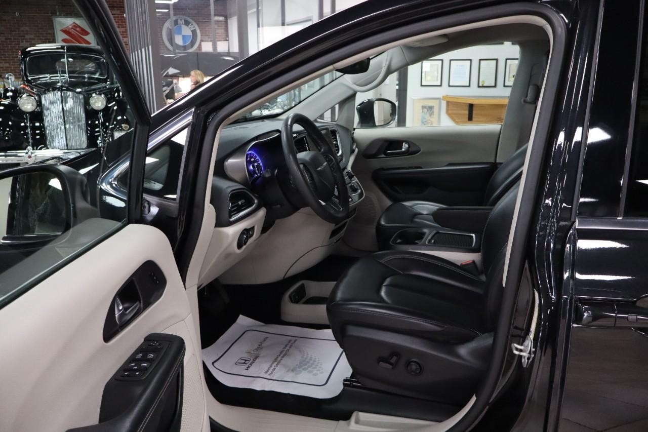 Chrysler Pacifica Vehicle Full-screen Gallery Image 10
