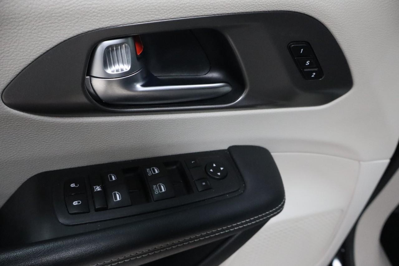 Chrysler Pacifica Vehicle Full-screen Gallery Image 11