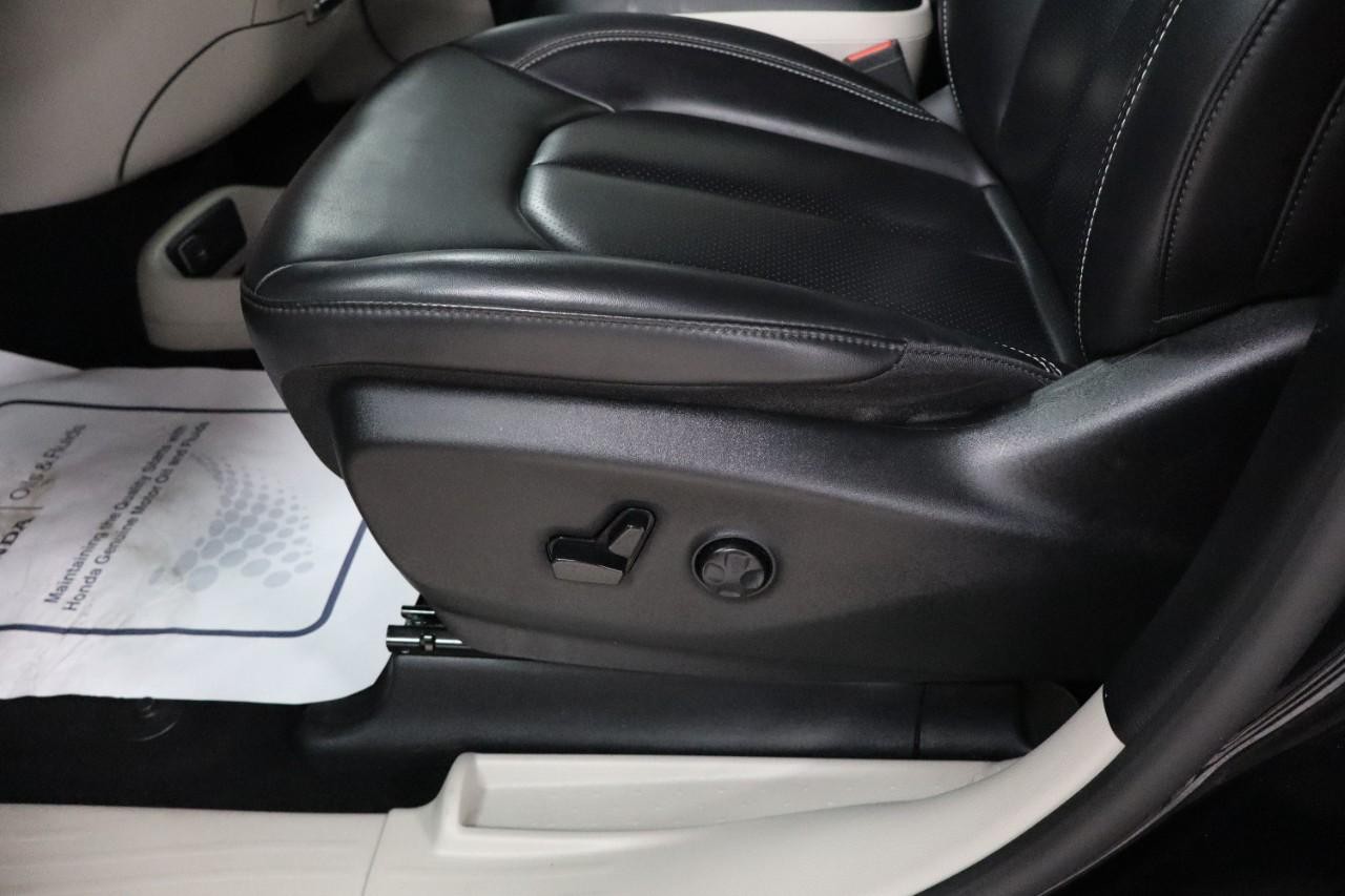 Chrysler Pacifica Vehicle Full-screen Gallery Image 12